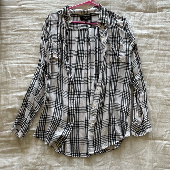 Banana Republic boyfriend fitted black and white soft plaid shirt. - Picture 1 of 2